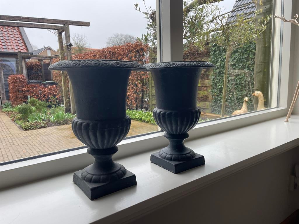 Set van 2 IJzeren Vazen - 32 cm Hoog, Huis en Inrichting, Woonaccessoires | Vazen, Ophalen, Overige materialen, Gebruikt, Zwart