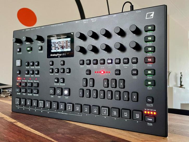 Elektron Analog Four MK2 + decksaver, Muziek en Instrumenten, Synthesizers, Zo goed als nieuw, Overige aantallen, Overige merken