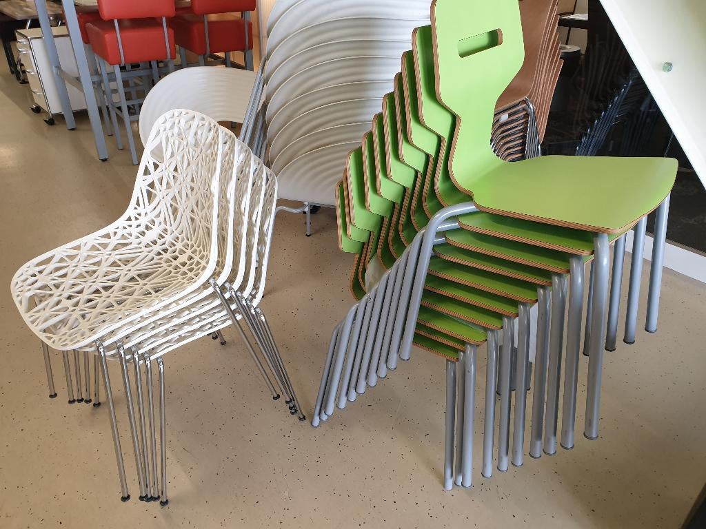 Kantine stoelen, tafeltjes 60*60, treinbank, Ophalen, Zo goed als nieuw, Metaal, Vijf, Zes of meer stoelen