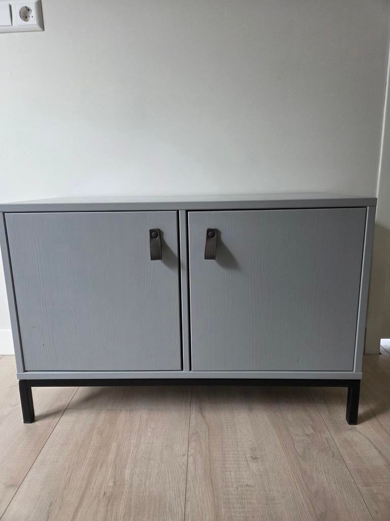 Vtwonen kastje lowercase betongrijs met onderstel, Huis en Inrichting, Kasten | Dressoirs, Ophalen, Gebruikt, 50 tot 100 cm, Grenenhout