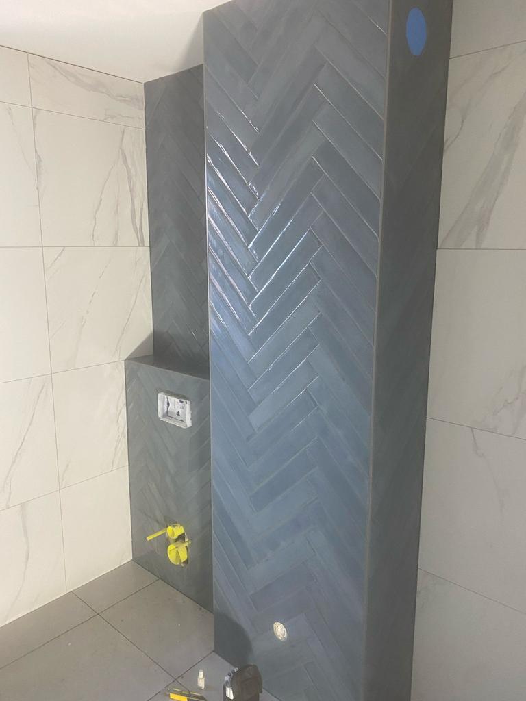 Tegelzetter toilet betegeld >400€ visgraat /grote tegels, Ophalen of Verzenden