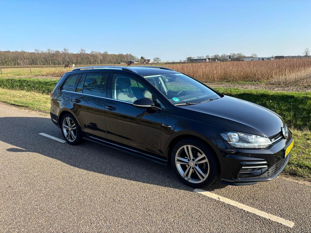 Volkswagen Golf Variant Highline R-Line 1.0 TSI 110pk 2018, Voorwielaandrijving, 1195 kg, Alcantara, Zwart