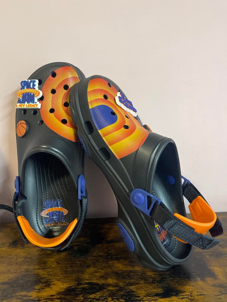 Crocs Space Jam Klompen - Zwart/Oranje - Maat M11, Ophalen of Verzenden, Zo goed als nieuw