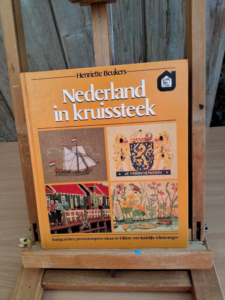 Nederland in kruissteek, Henriette Beukers, Boeken, Ophalen of Verzenden, Borduren en Naaien, Gelezen, Henriette Beukers