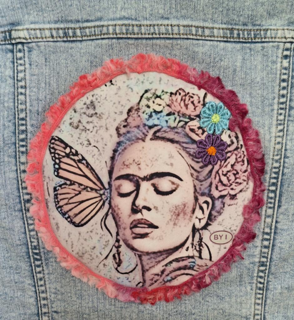 Frida Kahlo dames spijkerjasje, jeansjasje, denim, upcycled, Kleding | Dames, Ophalen of Verzenden, Zo goed als nieuw, Maat 38/40 (M)