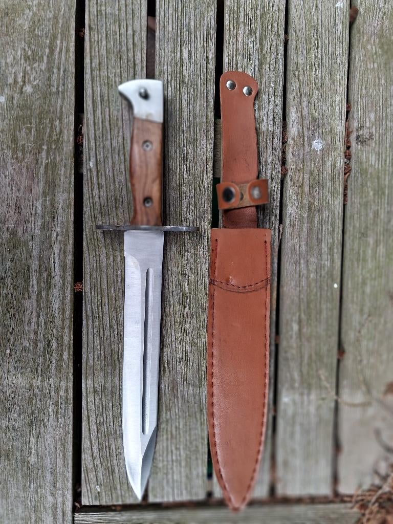 Nieuwe AK47 Bajonet in Leren Schede uit Rusland, Ophalen of Verzenden, Landmacht, Overige gebieden, Mes of Dolk