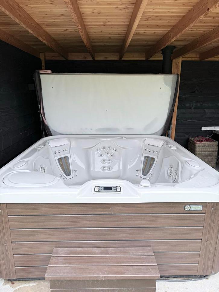Hotspring Jacuzzi Vanguard, Tuin en Terras, Bubbelbaden en Hottubs, Zo goed als nieuw, Vast, Afdekzeil, Filter, Pomp, Trap, Ophalen
