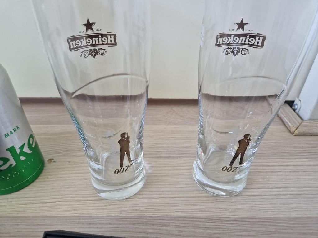 James Bond 2 heineken glazen en 3 flesjes (één nog dicht, Verzamelen, Glas en Borrelglaasjes, Ophalen, Bierglas