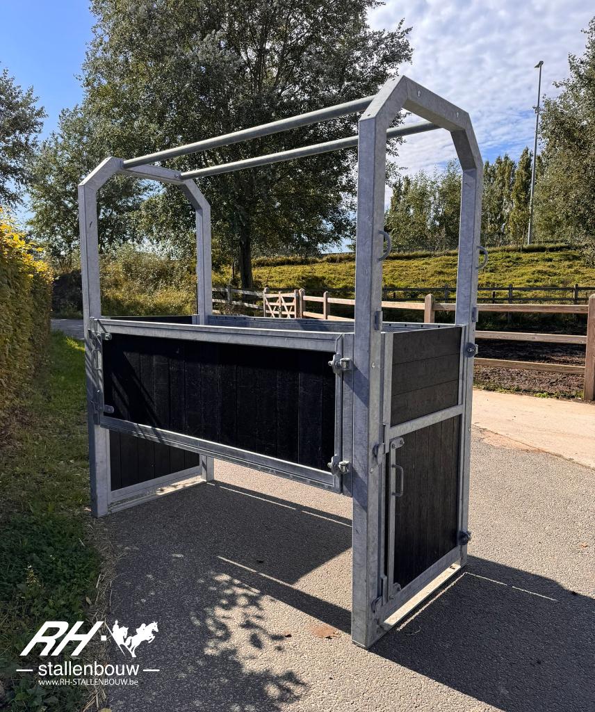 Behandelbox, opvoelbox, behandelboxen, Weidegang, 4 paarden of pony's of meer