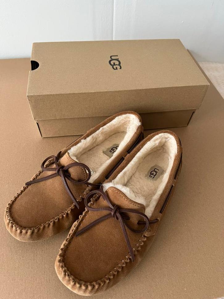 UGG Dakota moccasins/pantoefels, Kleding | Dames, Schoenen, Zo goed als nieuw, Espadrilles of Moccasins, Bruin, Ophalen of Verzenden