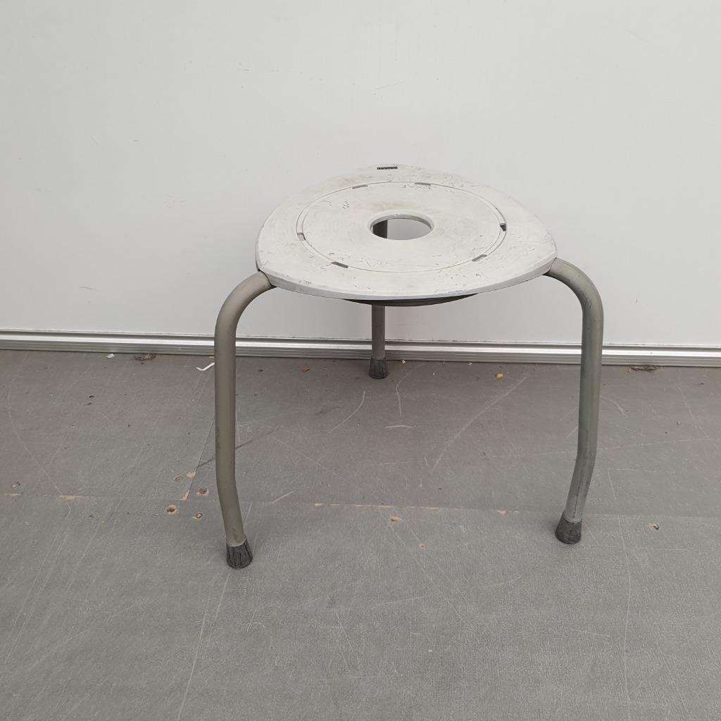 Ahrend kruk - grijze kunststof zitting, Ophalen of Verzenden, Gebruikt, Hout