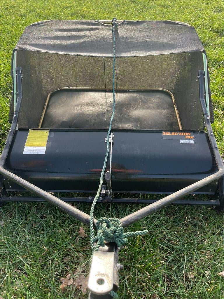 Veegmachine-opraapborstel aanhanger, Tuin en Terras, Veegmachines, Ophalen, Zo goed als nieuw