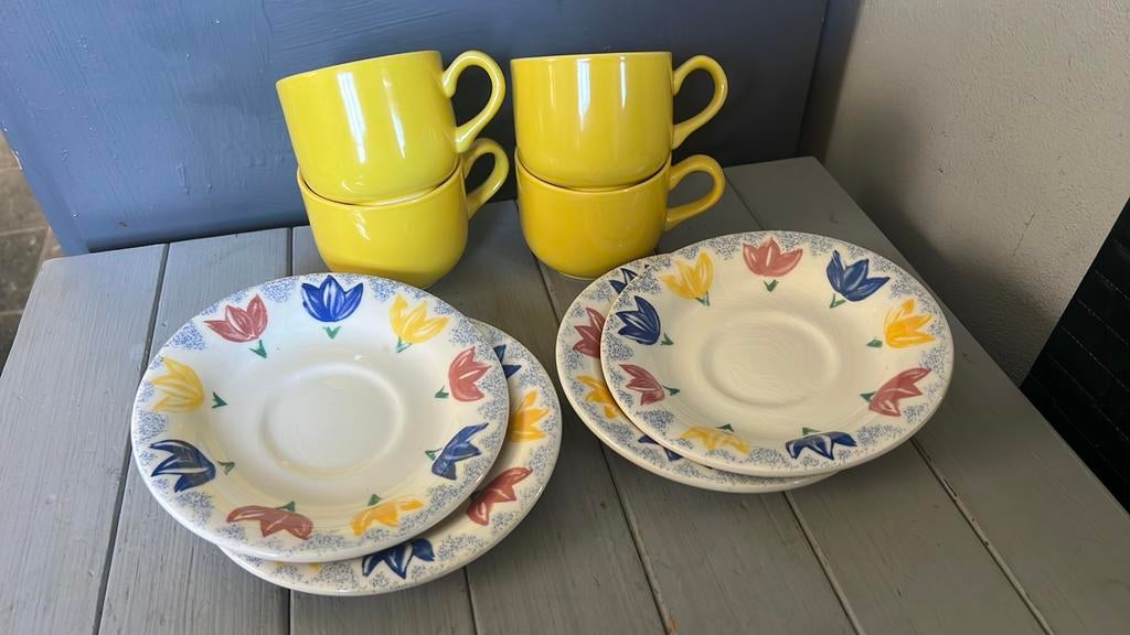 4x kleurrijke koppen met schotels EIT Ironstone England., Gebruikt, Ophalen of Verzenden, Overige stijlen, Kop(pen) en/of Schotel(s)