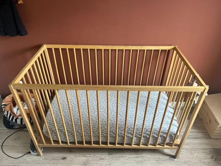 IKEA Houten ledikant met toebehoren, Kinderen en Baby's, Babywiegjes en Ledikanten, Zo goed als nieuw, Ledikant, Ophalen