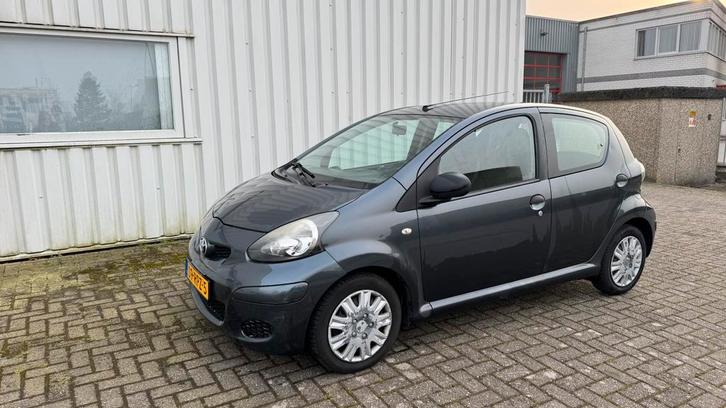 Toyota Aygo 1.0 12V Vvt-i 5DRS 2011 Grijs NAP, Auto's, Toyota, Particulier, Aygo, Benzine, A, Hatchback, Handgeschakeld, Origineel Nederlands