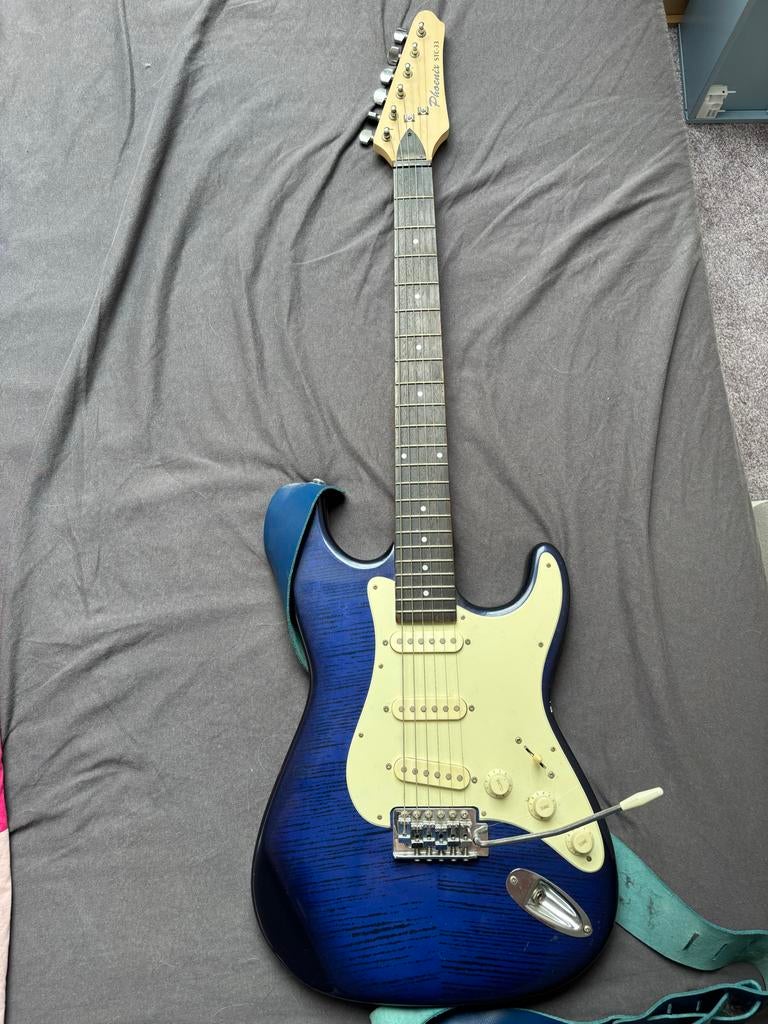 Phoenix elektrische gitaar met versterker, Muziek en Instrumenten, Snaarinstrumenten | Gitaren | Elektrisch, Gebruikt, Met versterker