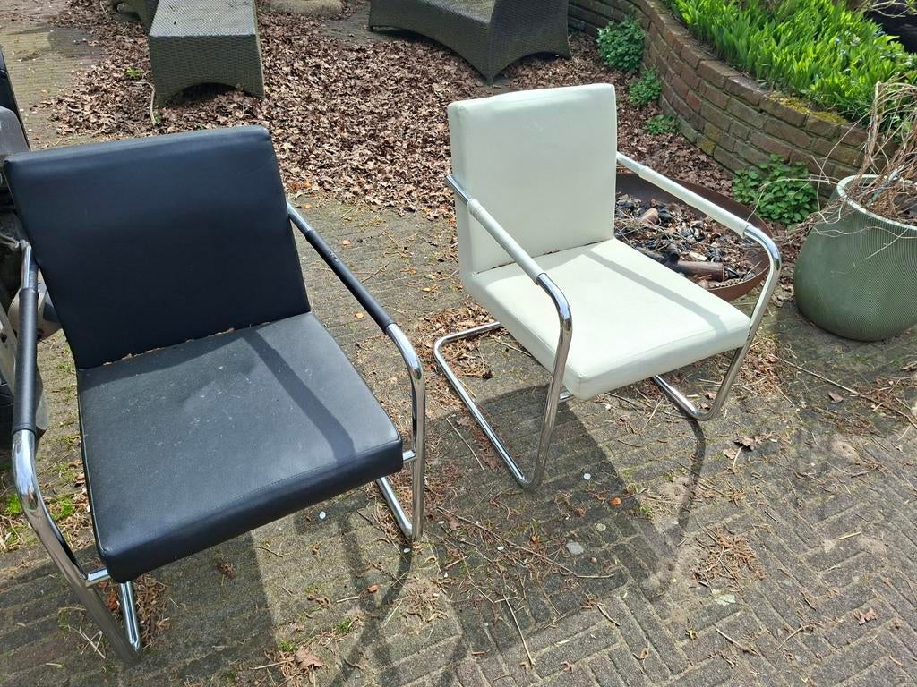 2 stoelen, zwart en wit, Ophalen