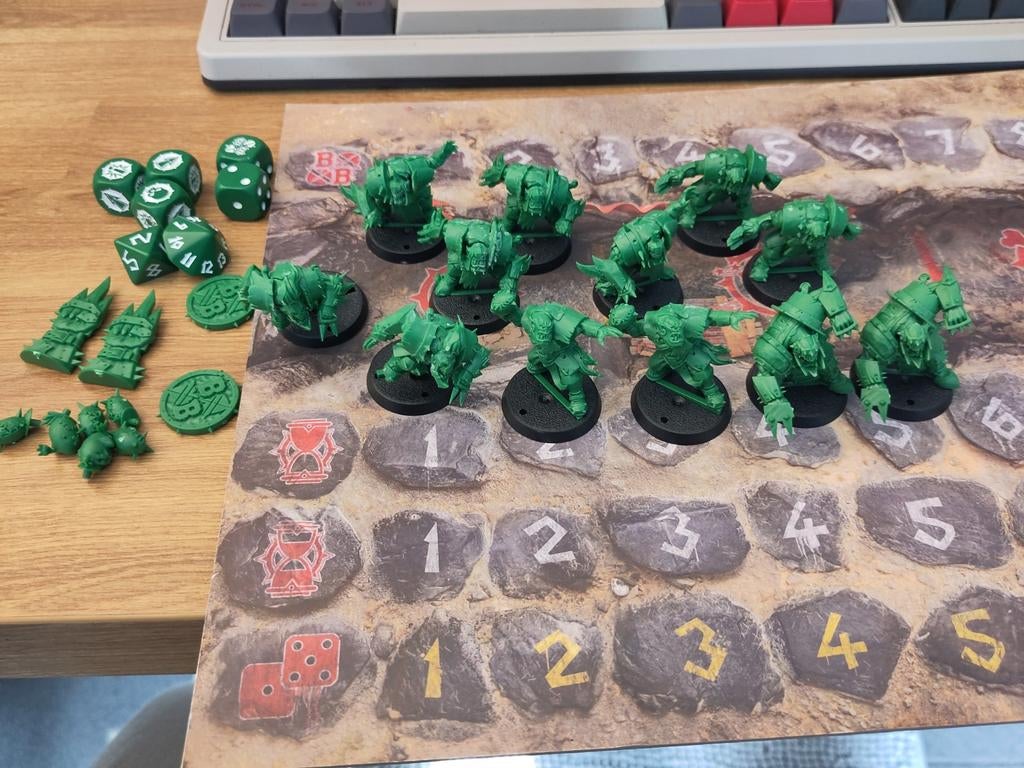 Blood Bowl Orc Team - Compleet met dobbelstenen en dugout, Hobby en Vrije tijd, Wargaming, Nieuw, Ophalen of Verzenden