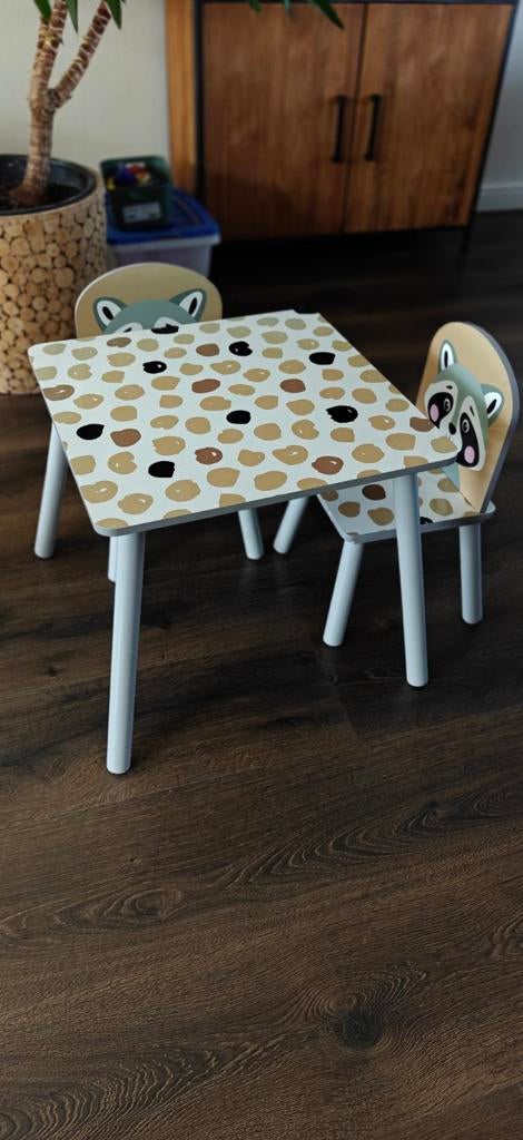 een tafel met stoelen, Ophalen, Gebruikt, Hout