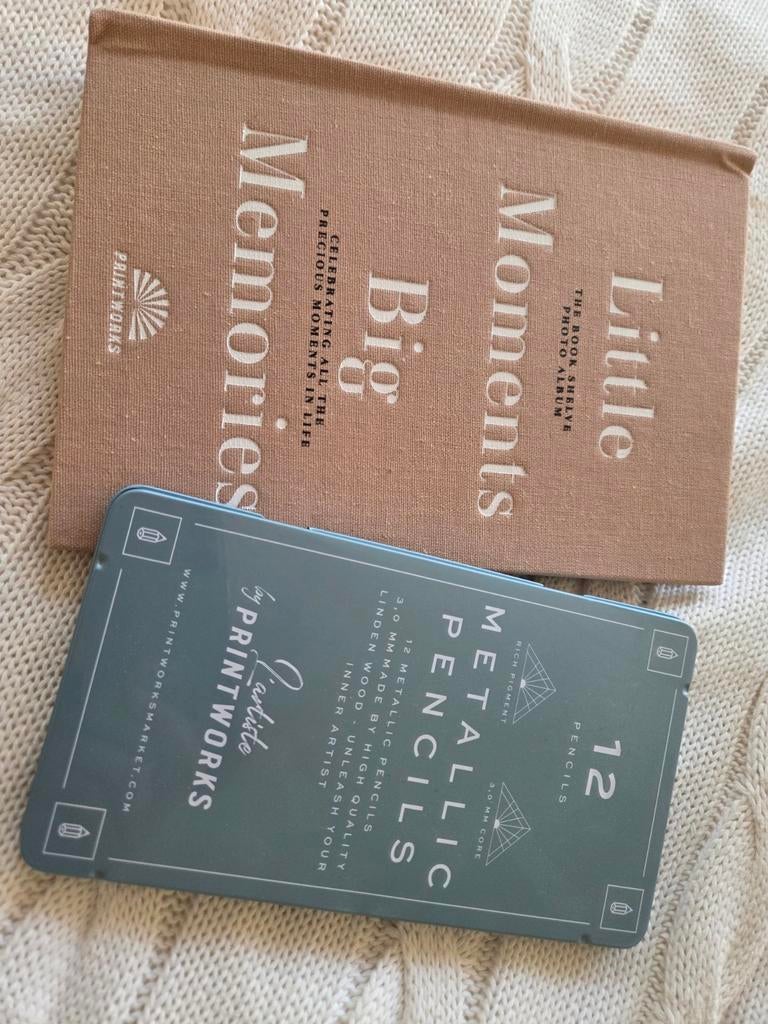 Fotoalbum 'Little Moments Big Memories' met potloden, Ophalen of Verzenden, Zo goed als nieuw, Boek of Gids