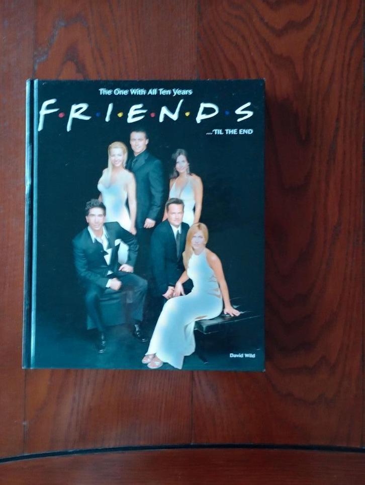 FRIENDS Til the End The One with All Ten Years     D. Wild, Boeken, Film, Tv en Media, Zo goed als nieuw, Tv-serie, Ophalen of Verzenden