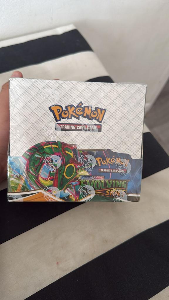 Pokémon Sword & Shield Evolving Skies Booster Box, Hobby en Vrije tijd, Verzamelkaartspellen | Pokémon, Nieuw, Boosterbox, Ophalen of Verzenden
