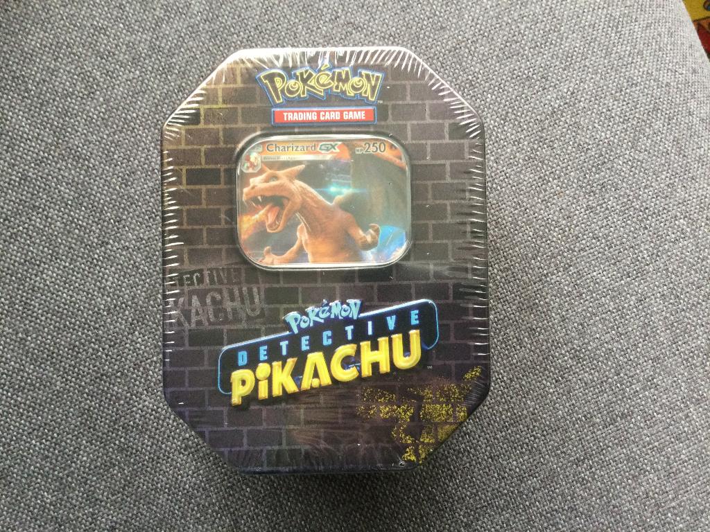 Detective Pikachu Tin - Detective Pikachu Charizard Tin, Hobby en Vrije tijd, Verzamelkaartspellen | Pokémon, Verzenden, Zo goed als nieuw