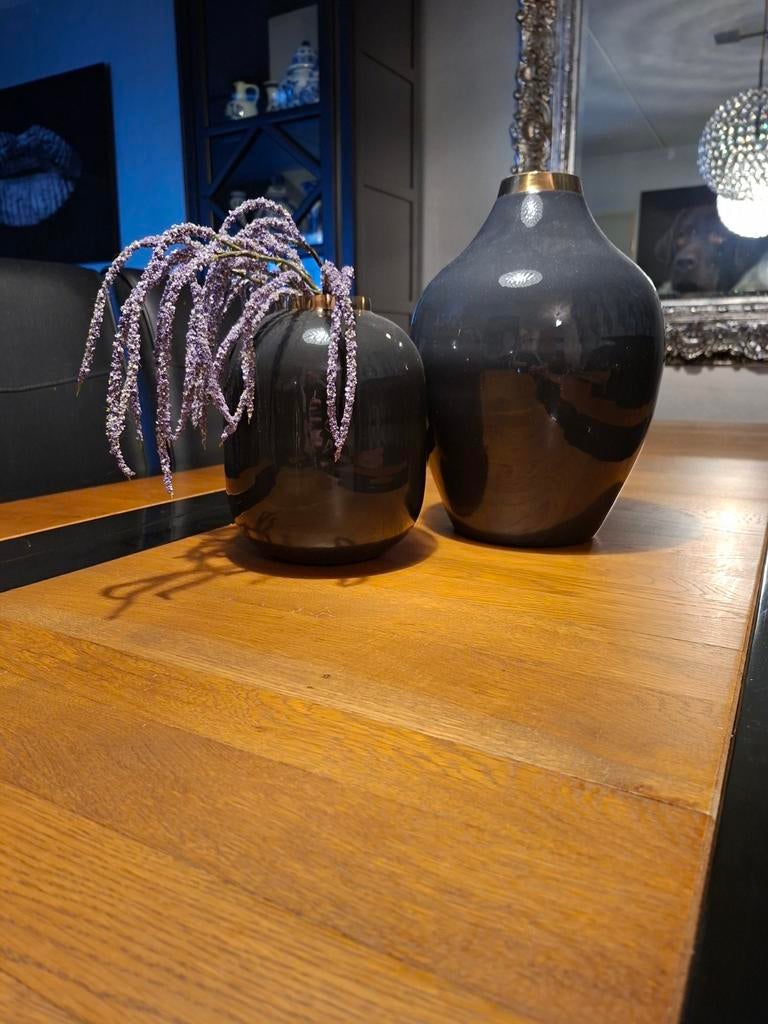 Set van 2 moderne paarse vazen met koperen accent, Huis en Inrichting, Woonaccessoires | Vazen, Overige materialen, 50 tot 75 cm