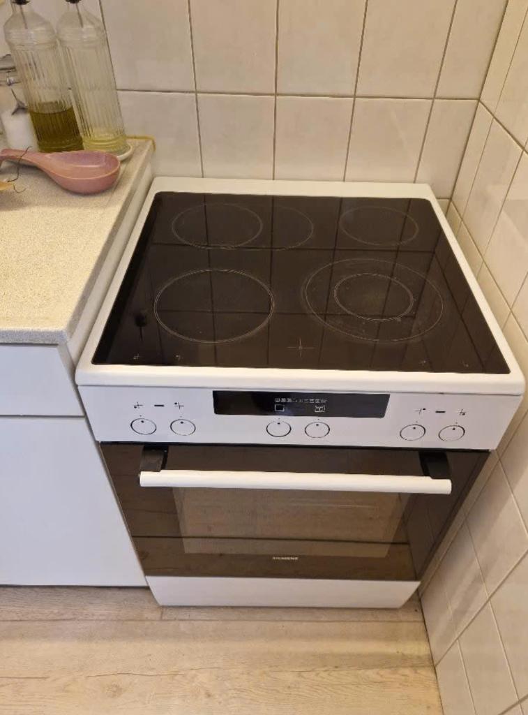 Elektrisch fornuis (oven is kapot), Witgoed en Apparatuur, Fornuizen, Ophalen, Gebruikt, 4 kookzones, Vrijstaand