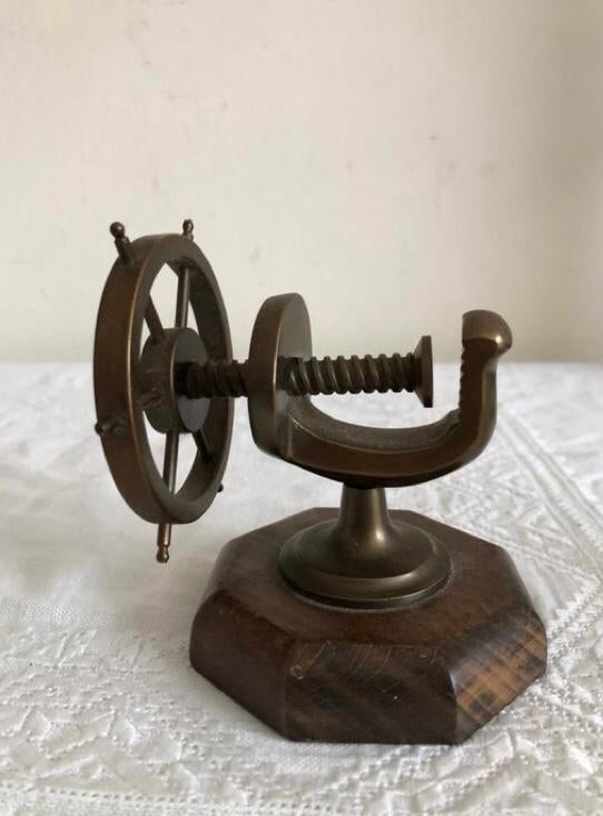 Brass notenkraker op houten voet, Antiek en Kunst, Antiek | Koper en Brons, Ophalen of Verzenden