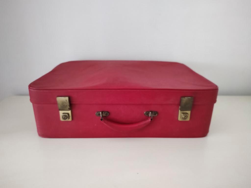 K675 VINTAGE jaren 60 koffer rood kunstleder in goede staat, Overige materialen, Gebruikt, 50 tot 60 cm, Onbekend