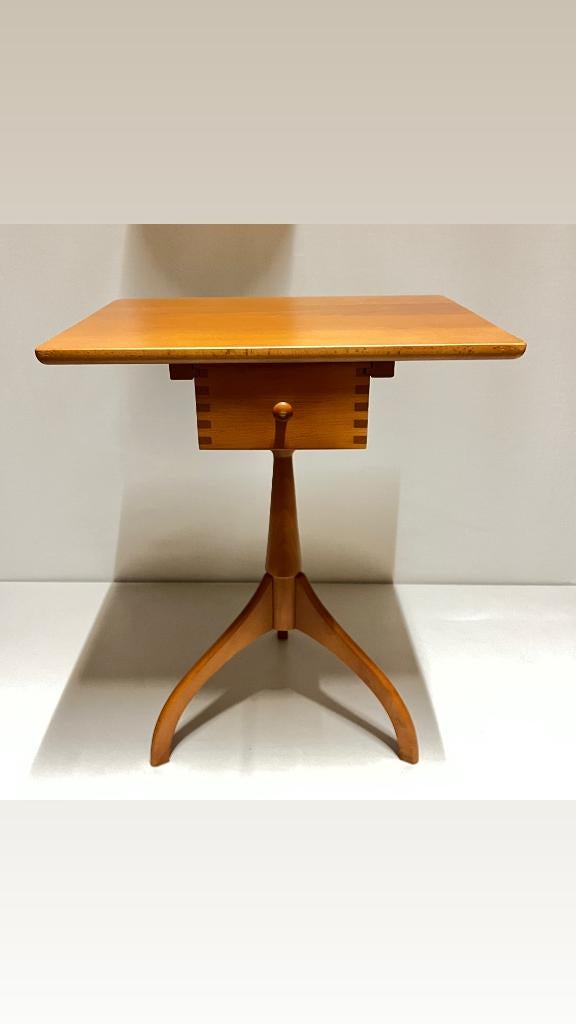 Shaker bijzettafel met lade kersenhout Bauhaus re-edition, Huis en Inrichting, Tafels | Bijzettafels, Minder dan 55 cm, Kersen