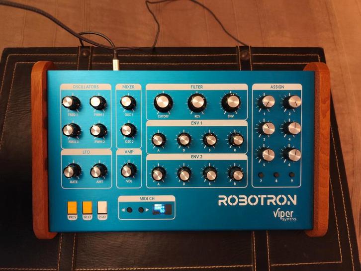 ROBOTRON MIDI Controller: Vintage Gevoel, Moderne Kracht, Muziek en Instrumenten, Midi-apparatuur, Zo goed als nieuw, Ophalen of Verzenden
