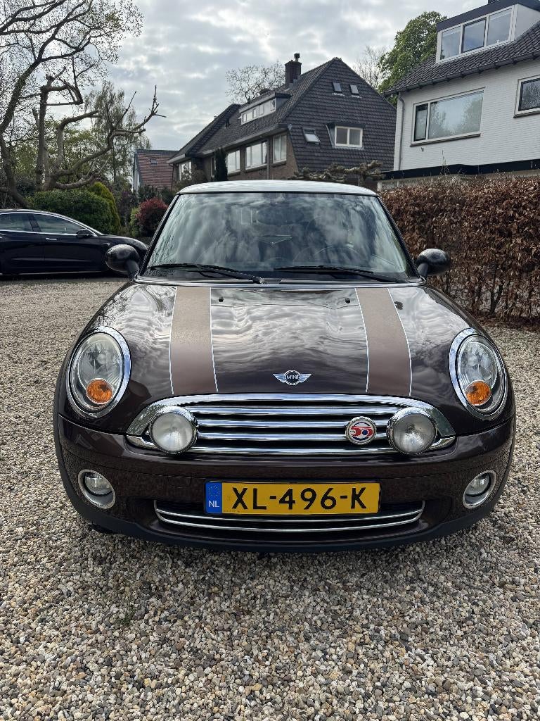 Mini Cooper Mayfair 50th anniversary edition (2009), Voorwielaandrijving, 750 kg, 4 cilinders, Bruin