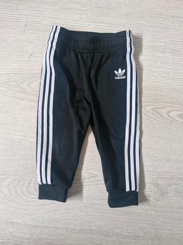 Adidas baby broekje maat 86 (12 -18 maanden) beschikbaar voor biedingen