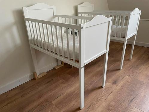 2 Witte wiegjes - ideaal voor tweeling, Kinderen en Baby's, Kinderkamer | Bedden, Zo goed als nieuw, Minder dan 140 cm, Minder dan 70 cm