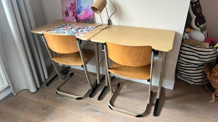 Vintage schoolbureau 2x schoolstoel 2x, Huis en Inrichting, Bureaus, Gebruikt, Bureau, Ophalen