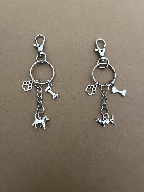 2 verschillende sleutelhangers Hond, teckel, bot, pootafdruk, Verzamelen, Sleutelhangers, Nieuw, Dier of Natuur, Ophalen of Verzenden