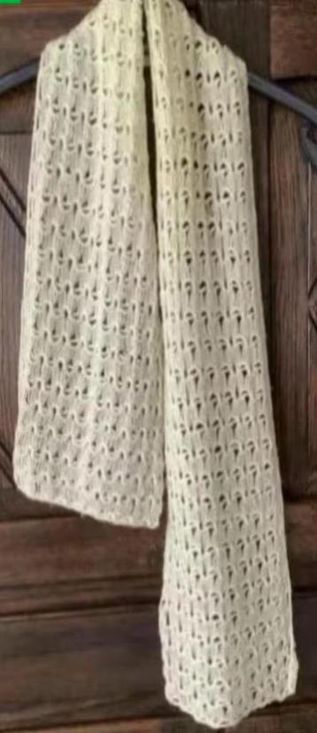 Zandkleurige sjaal, shawl, das open werkje; 136 x 20 cm beschikbaar voor biedingen