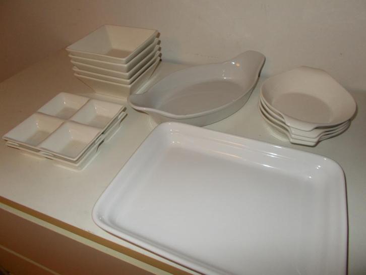 Set nieuwe witte schalen en schaaltjes, Huis en Inrichting, Keuken | Servies, Nieuw, Schaal of Schalen, Effen, Porselein, Ophalen of Verzenden