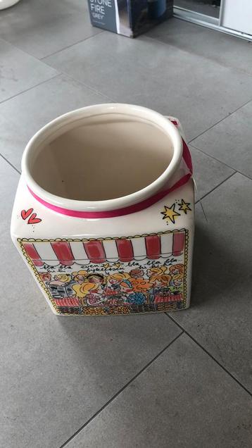 Koekjestrommel of verzamelpot beschikbaar voor biedingen