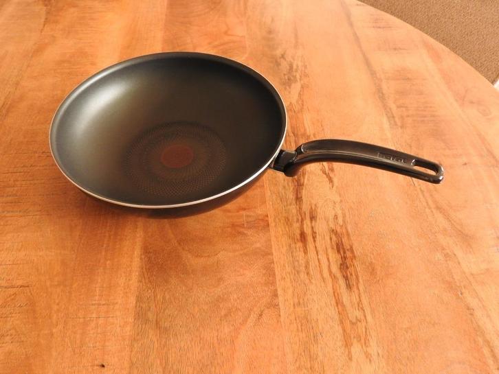 Mooie ruime Tefal wokpan. 28 cm, H 8 cm. Goede staat., Huis en Inrichting, Keuken | Potten en Pannen, Zo goed als nieuw, Wok, Aluminium