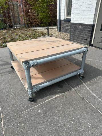 Steigerhouten salontafel binnen of buiten beschikbaar voor biedingen