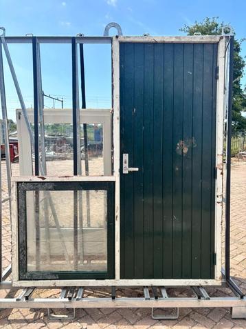Houten deurkozijn met rechts zwevend zijlicht  beschikbaar voor biedingen