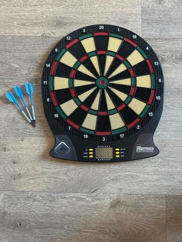 Elektronisch dartbord met pijlen beschikbaar voor biedingen