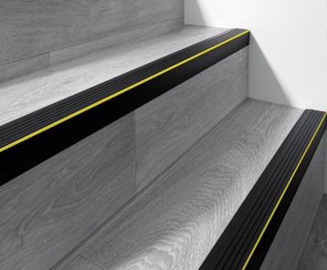 PVC-Waarschuwing antislip trapprofiel zelfklevend P2RD -ON  beschikbaar voor biedingen