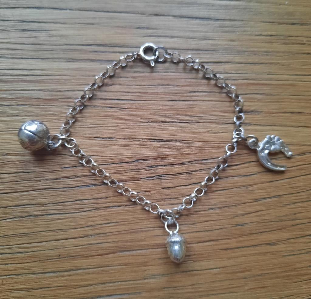 Zilveren armband met 3 bedels, Ophalen of Verzenden, Zo goed als nieuw, Zilver, Met bedels of kralen