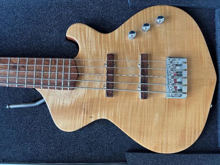 basgitaar 5-snaren (gebouwd Piet Visser), Muziek en Instrumenten, Snaarinstrumenten | Gitaren | Bas, Zo goed als nieuw, Elektrisch