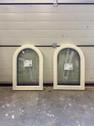 Halfrond kozijn met vast glas 45 x 68,5 cm beschikbaar voor biedingen