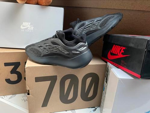 adidas Yeezy YEEZY 700 V3 "Dark Glow" sneakers, Kleding | Heren, Schoenen, Zo goed als nieuw, Ophalen of Verzenden